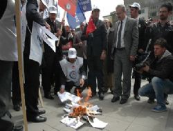 Öğretmenler, bordro yaktı 